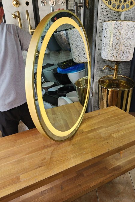 مرآة دائرية بإضاءة أمامية وإطار ذهبي